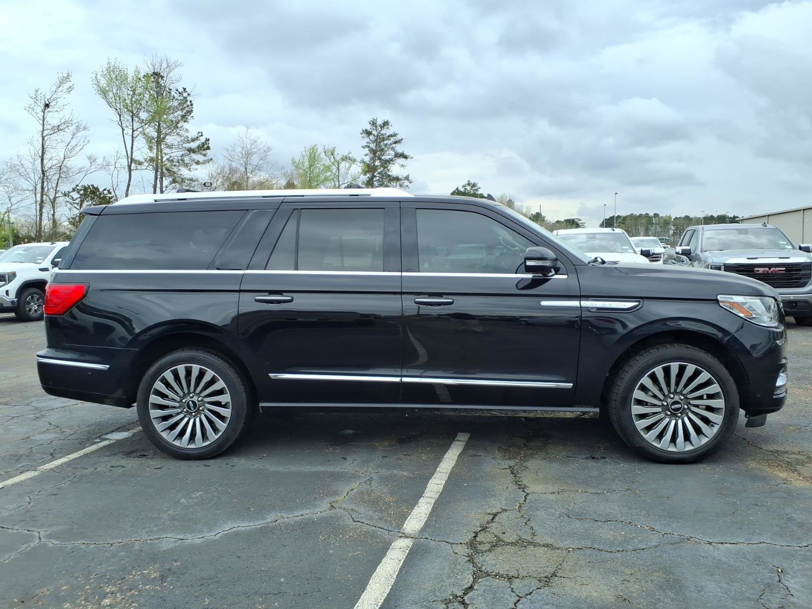 Used 2021 Lincoln Navigator L Reserve w/ Luxury Package image 3
