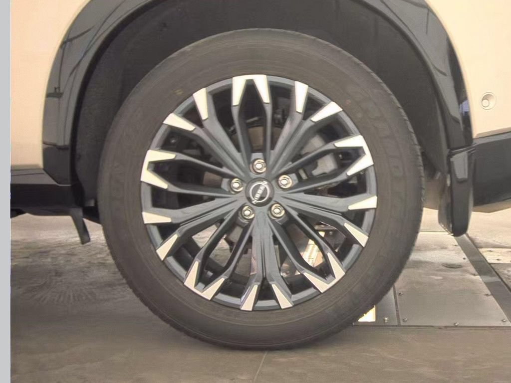 Certified 2025 Nissan Rogue Platinum w/ Tech Package AWD/4WD image 17