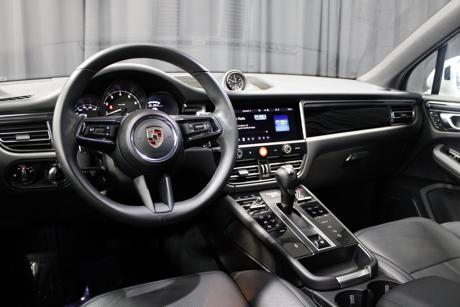 Certified 2025 Porsche Macan image 4