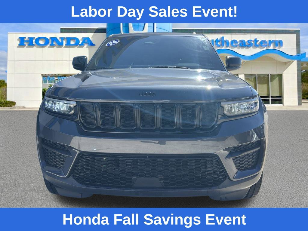 Used 2024 Jeep Grand Cherokee Altitude AWD/4WD image 2