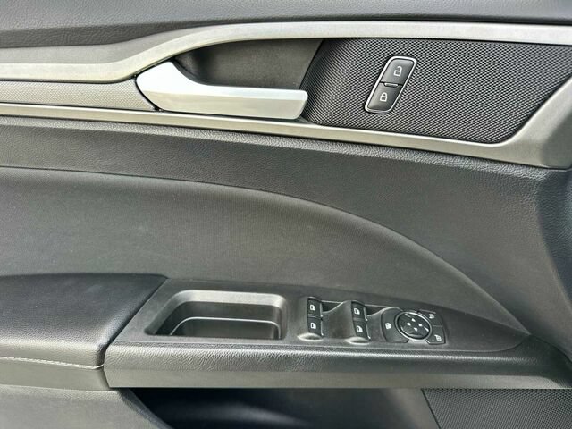 Used 2020 Ford Fusion SE FWD image 11