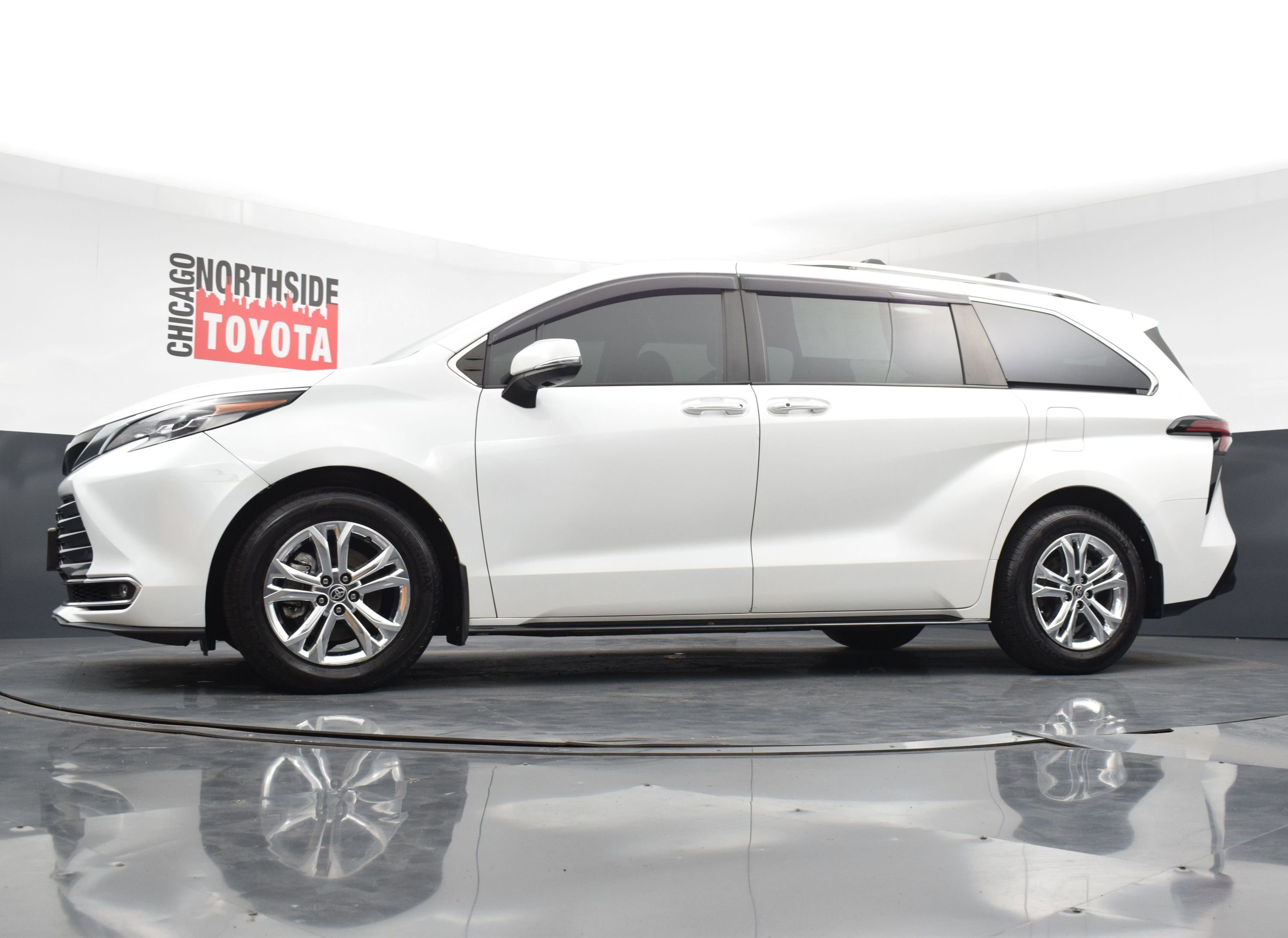Used 2022 Toyota Sienna Platinum AWD/4WD image 36