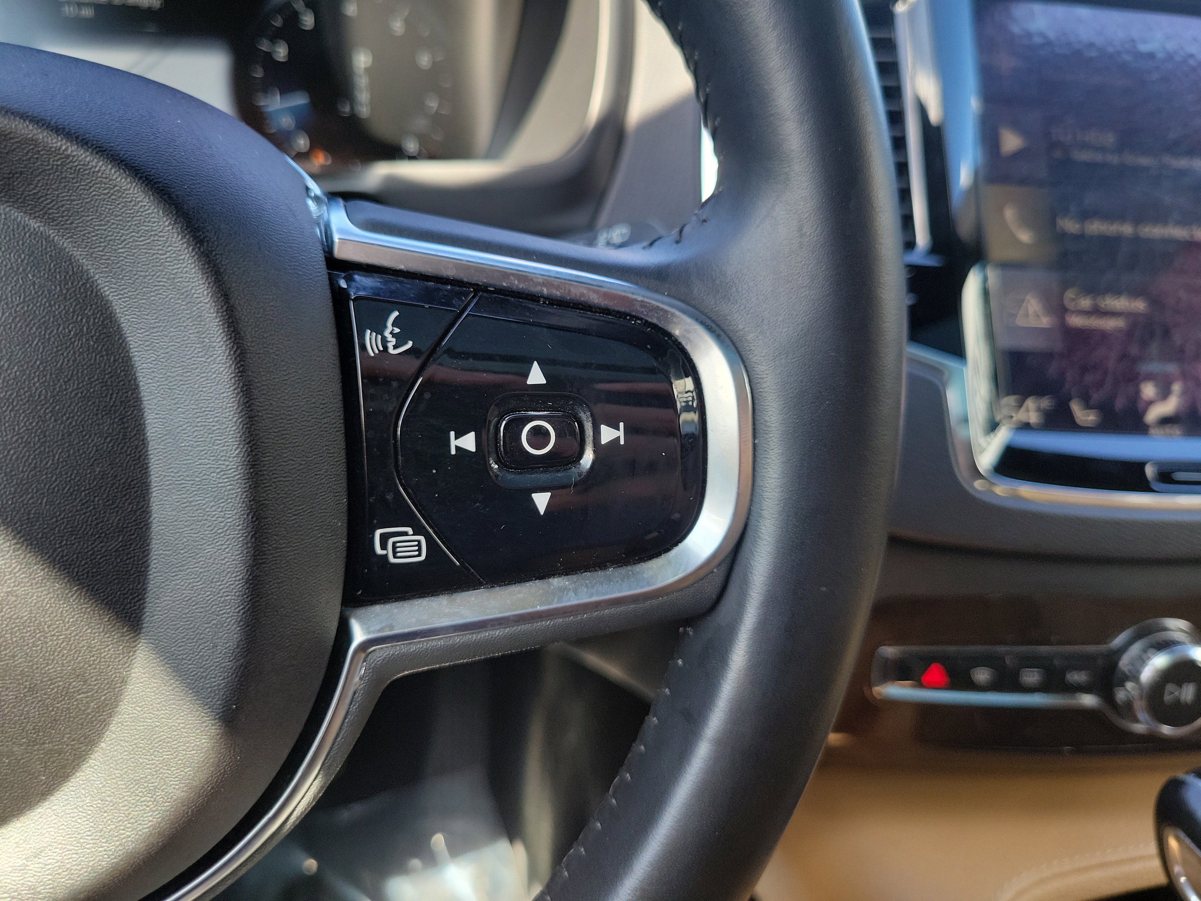 Used 2016 Volvo XC90 T6 Momentum w/ Momentum Plus Package image 21