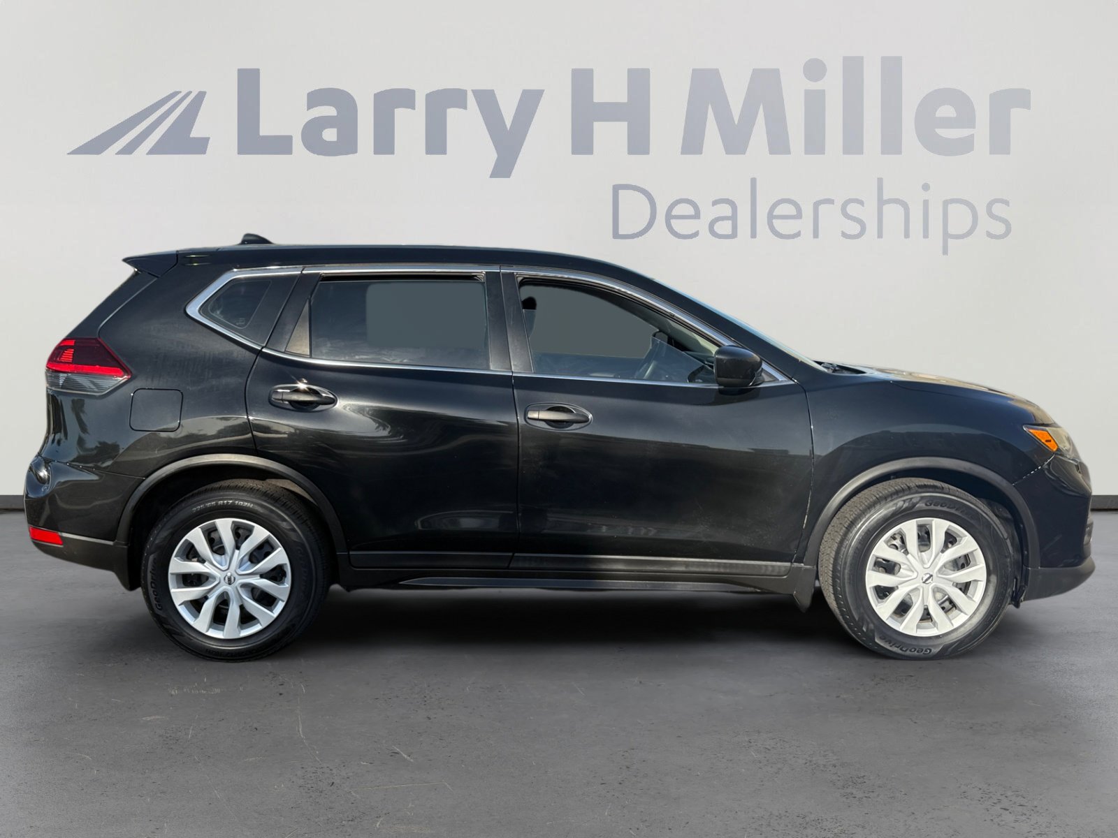 Used 2019 Nissan Rogue S FWD image 1
