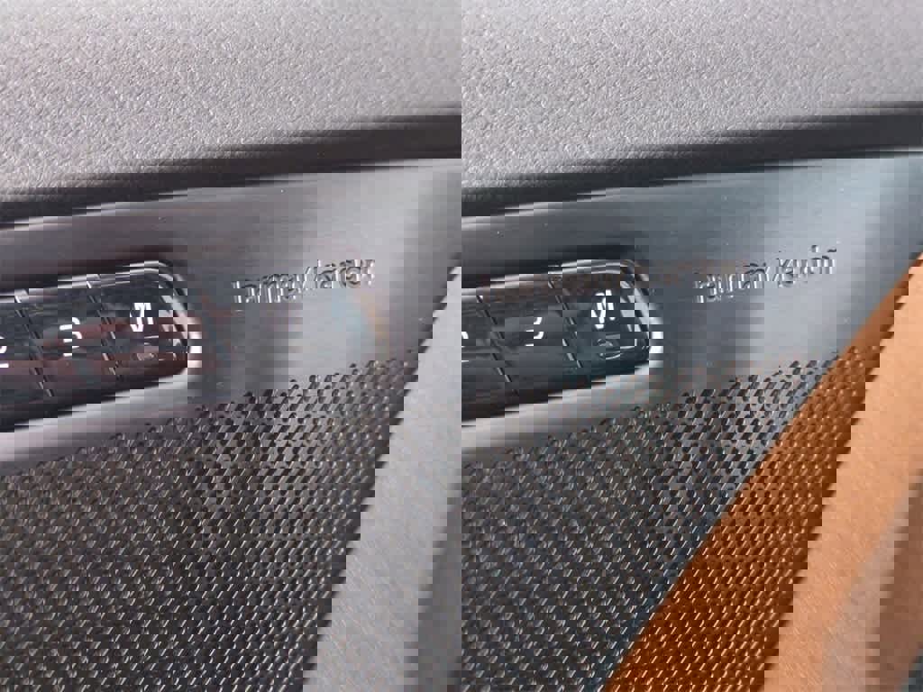 Used 2025 Volvo XC90 T8 Plus w/ Protection Package Premier image 23