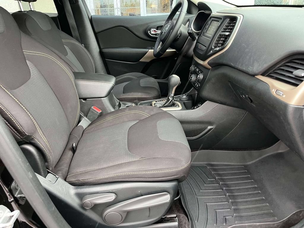 Used 2017 Jeep Cherokee Latitude w/ Comfort/Convenience Group AWD/4WD image 23