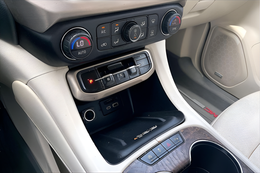 Used 2020 GMC Acadia Denali w/ Technology Package FWD image 22