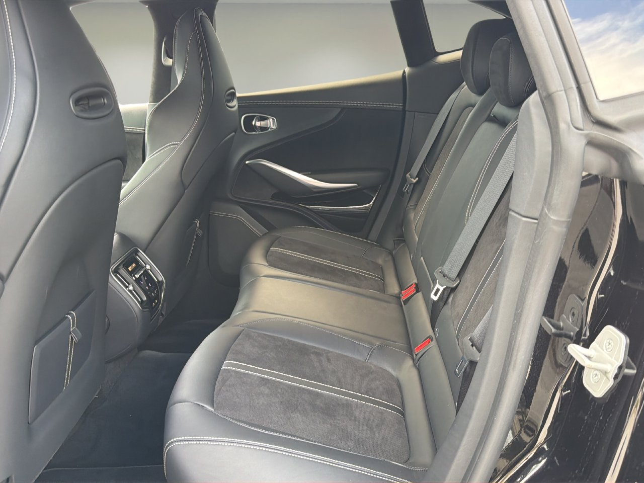 Used 2024 Aston Martin DBX AWD/4WD image 13