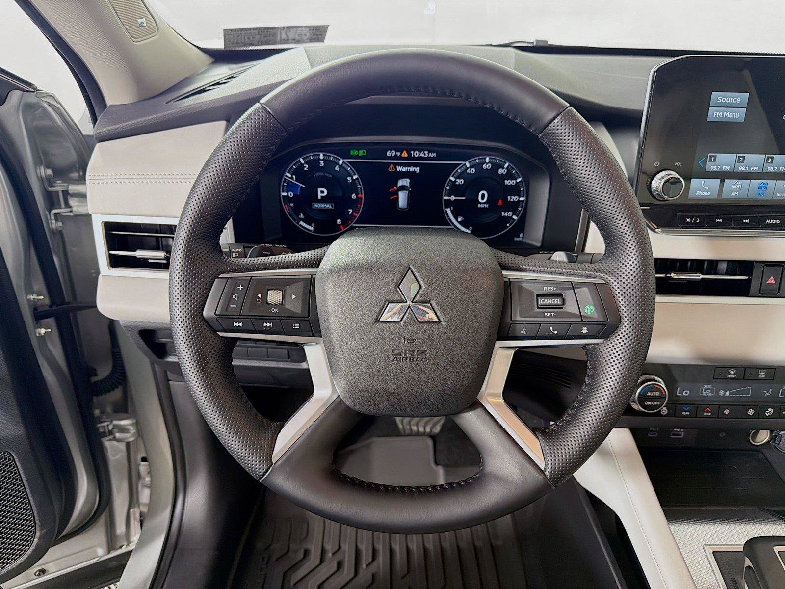 Used 2024 Mitsubishi Outlander SEL AWD/4WD image 3