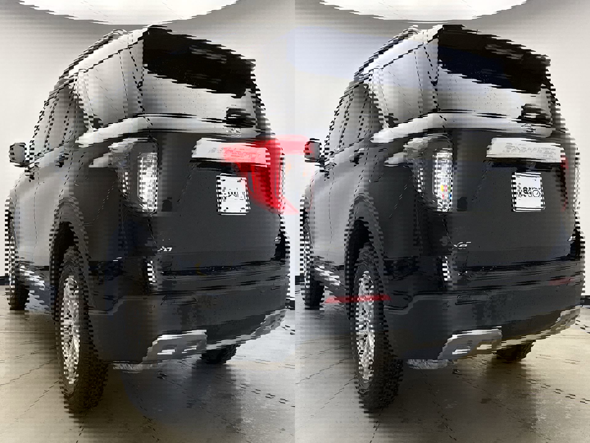 Used 2022 Ford Explorer XLT w/ Equipment Group 202A AWD/4WD image 3