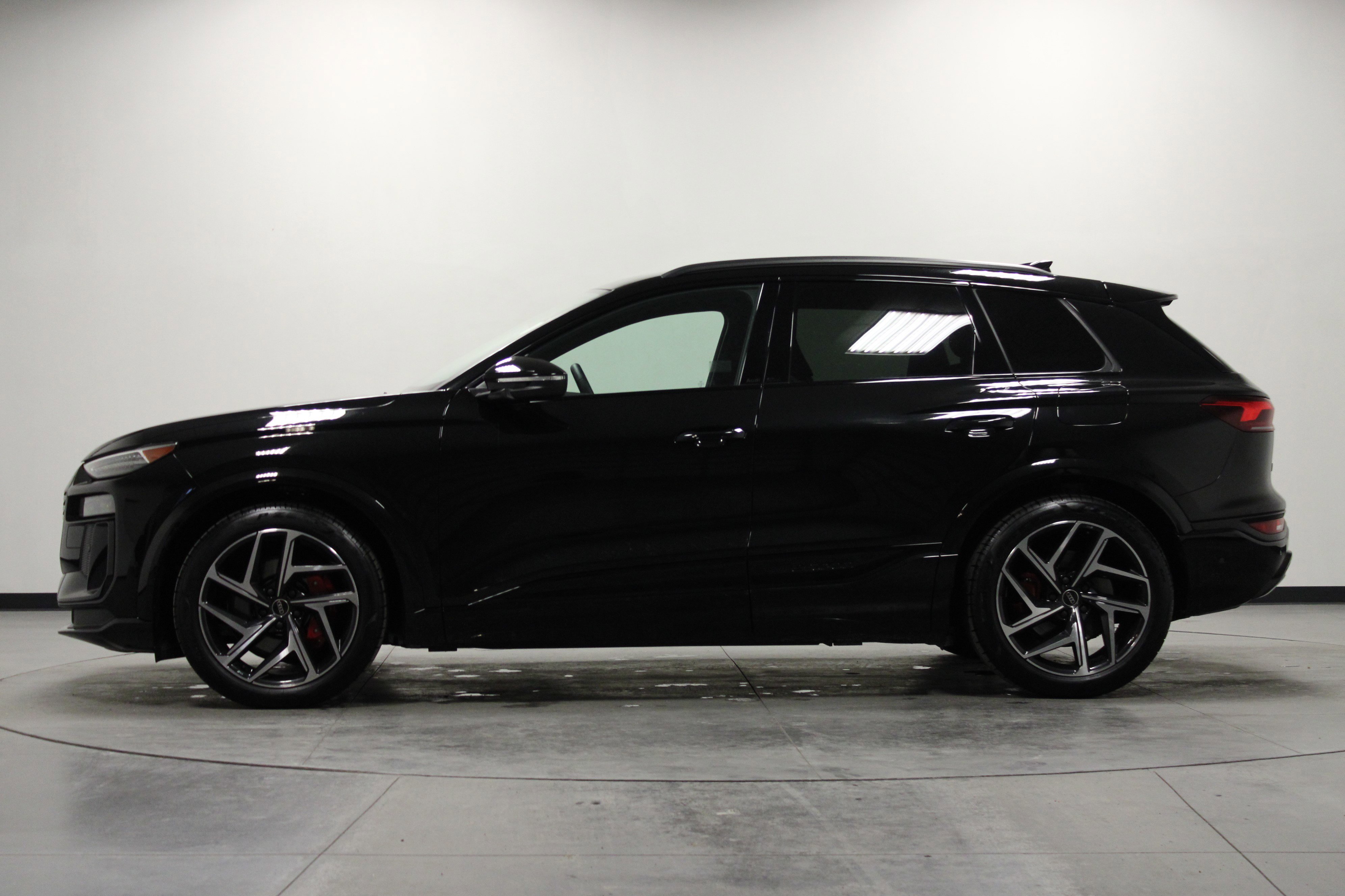 Used 2025 Audi SQ6 e-tron Prestige w/ 21" Black Optic Wheel Package AWD/4WD image 7