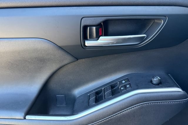 Used 2023 Toyota Highlander XLE FWD image 11