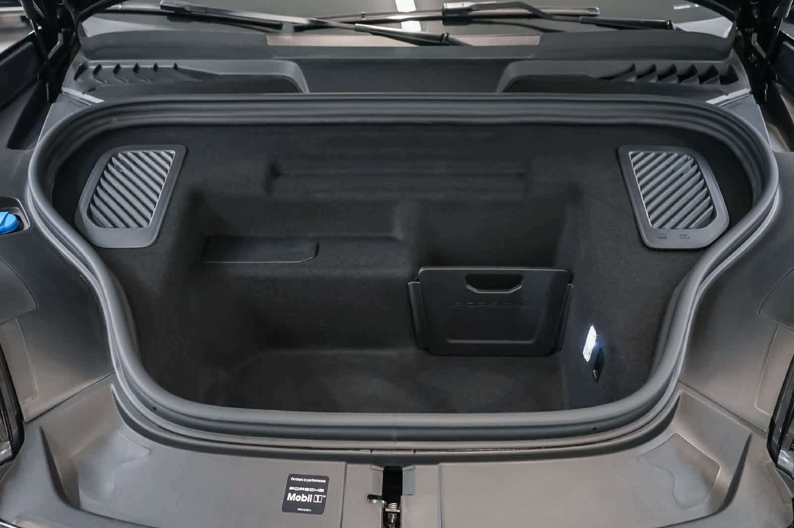 Certified 2026 Porsche Macan Electric RWD image 32