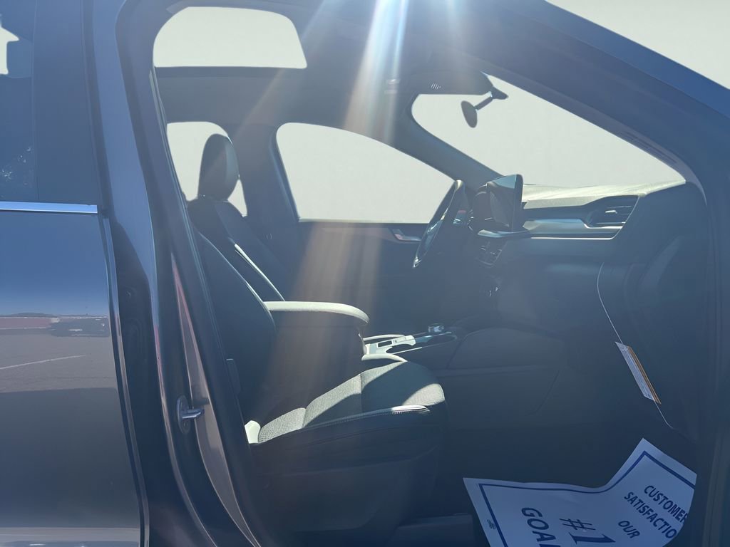 New 2025 Ford Escape SE w/ Class II Trailer Tow Package image 9