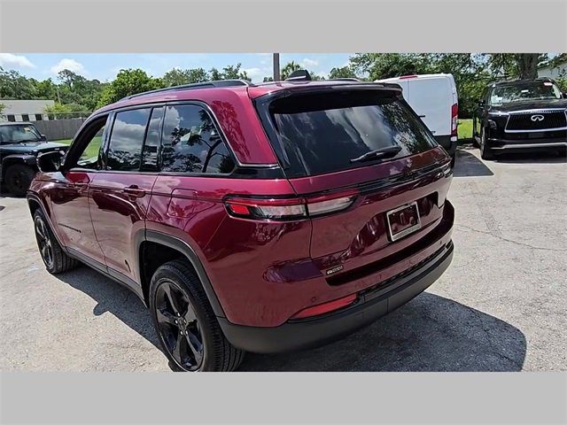 Used 2023 Jeep Grand Cherokee Altitude image 17