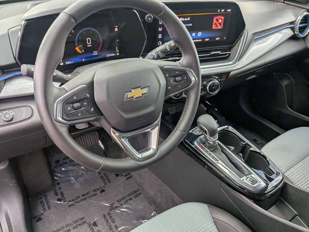 Used 2025 Chevrolet Trax LT w/ LT Convenience Package FWD image 14