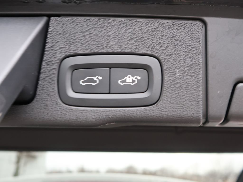 Used 2023 Volvo XC60 T8 Ultimate w/ Climate Package image 12