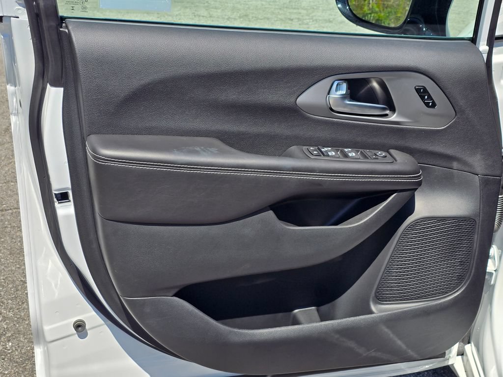 New 2027 Chrysler Pacifica Select FWD image 34