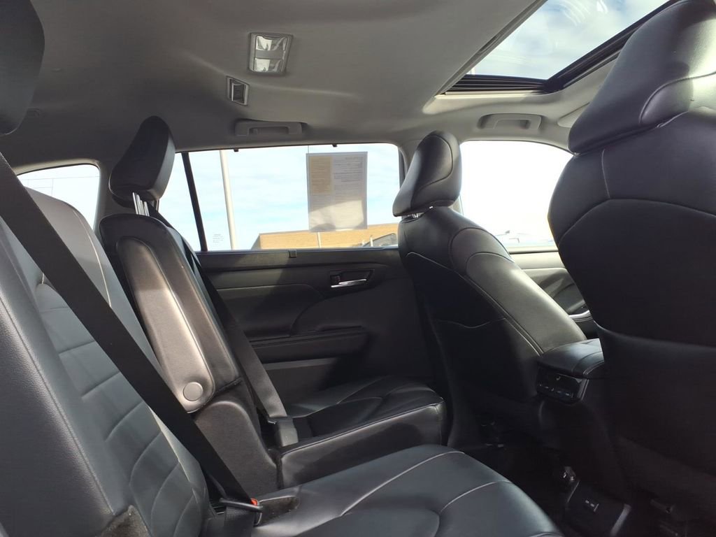 Certified 2024 Toyota Highlander XLE image 29