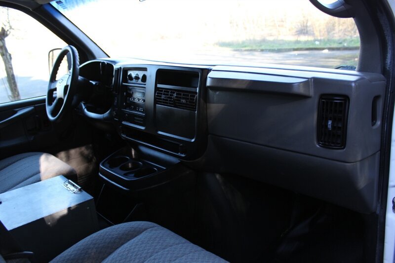 Used 2007 Chevrolet Express 1500 AWD image 17