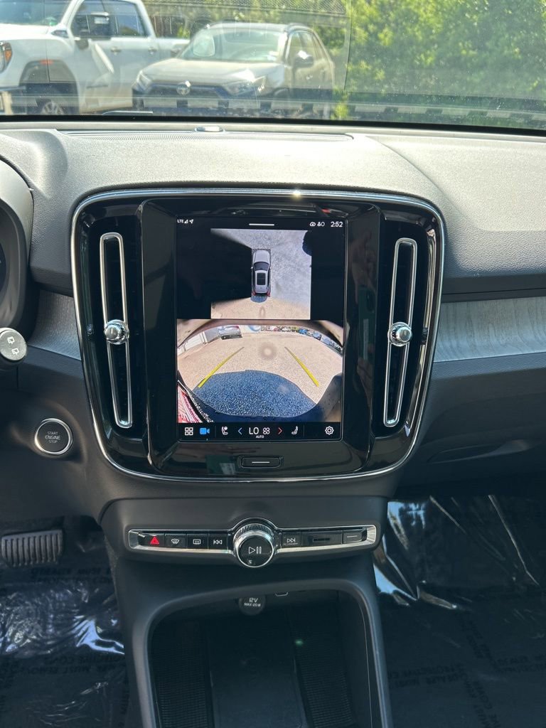 Used 2025 Volvo XC40 B5 Plus image 12