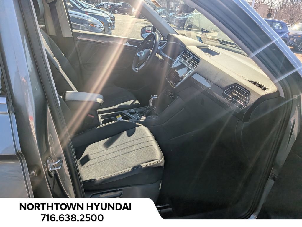 Used 2022 Volkswagen Tiguan SE image 34