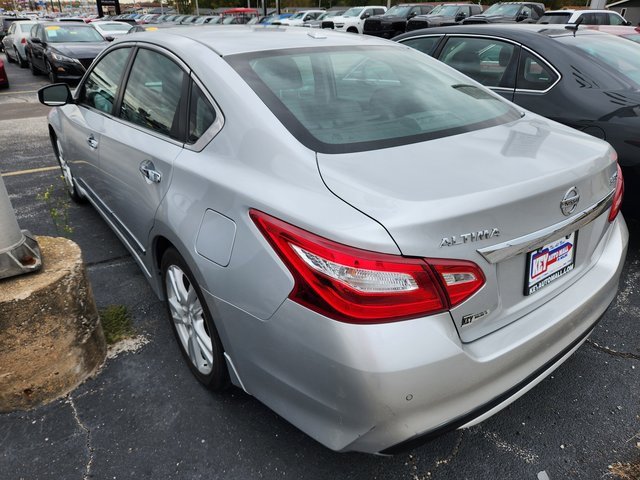 Used 2017 Nissan Altima 3.5 SL w/ 3.5SL Technology Package image 4
