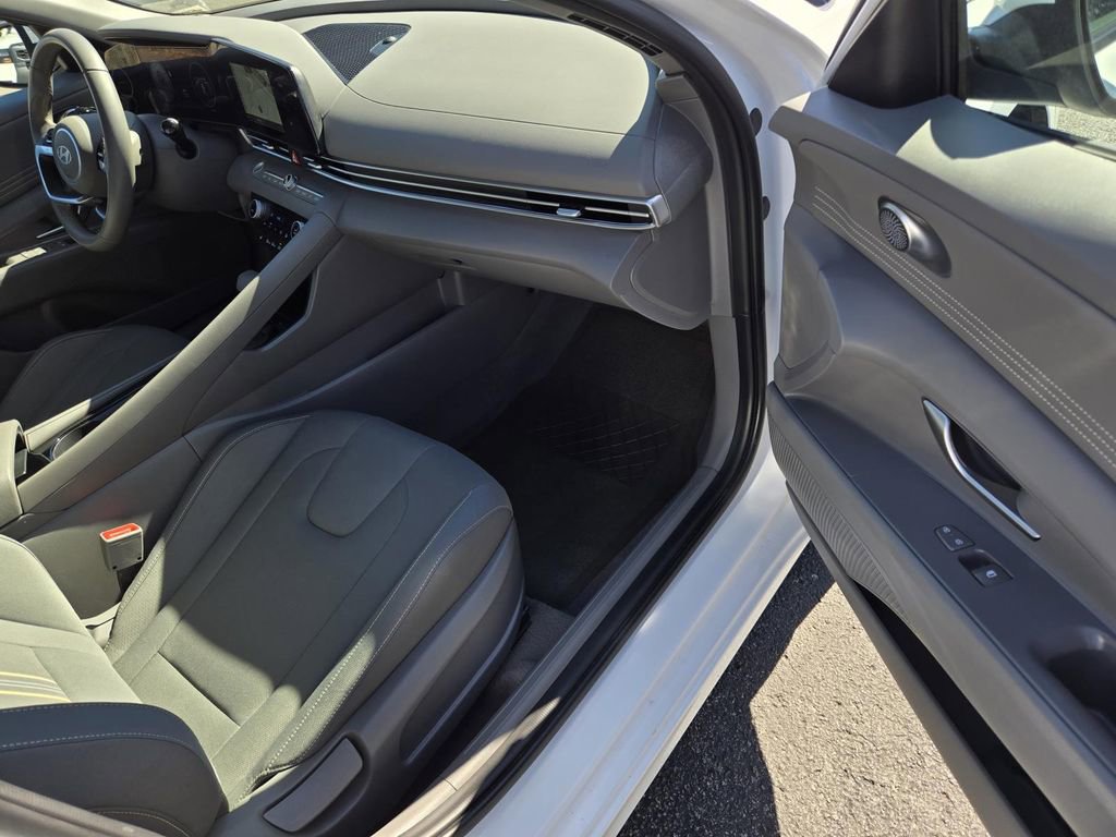 Used 2025 Hyundai Elantra SEL image 7