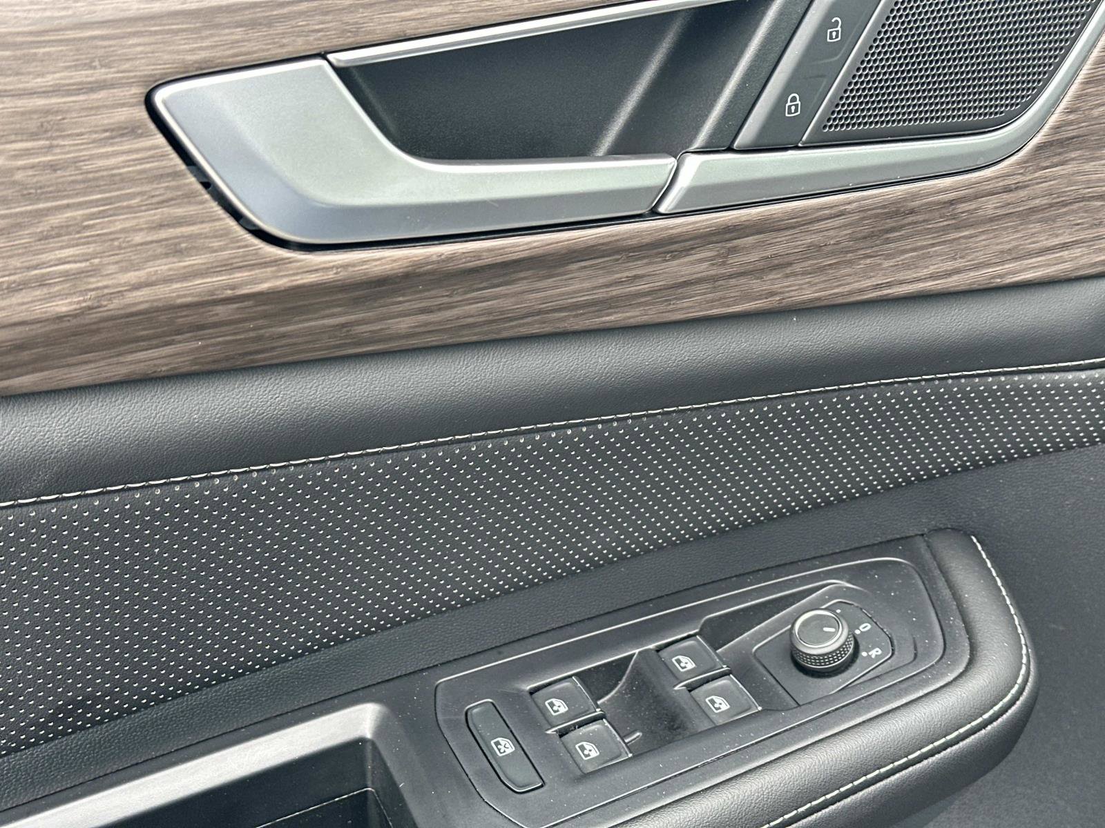 Used 2025 Volkswagen Atlas SEL image 17