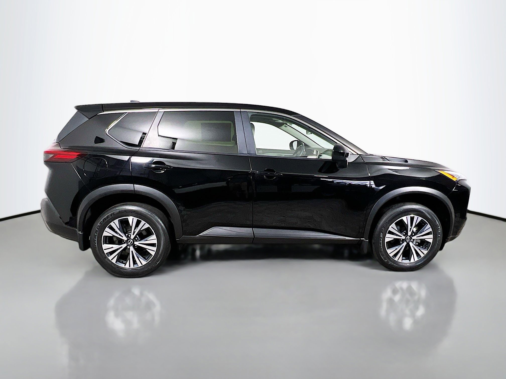 Used 2023 Nissan Rogue SV image 3