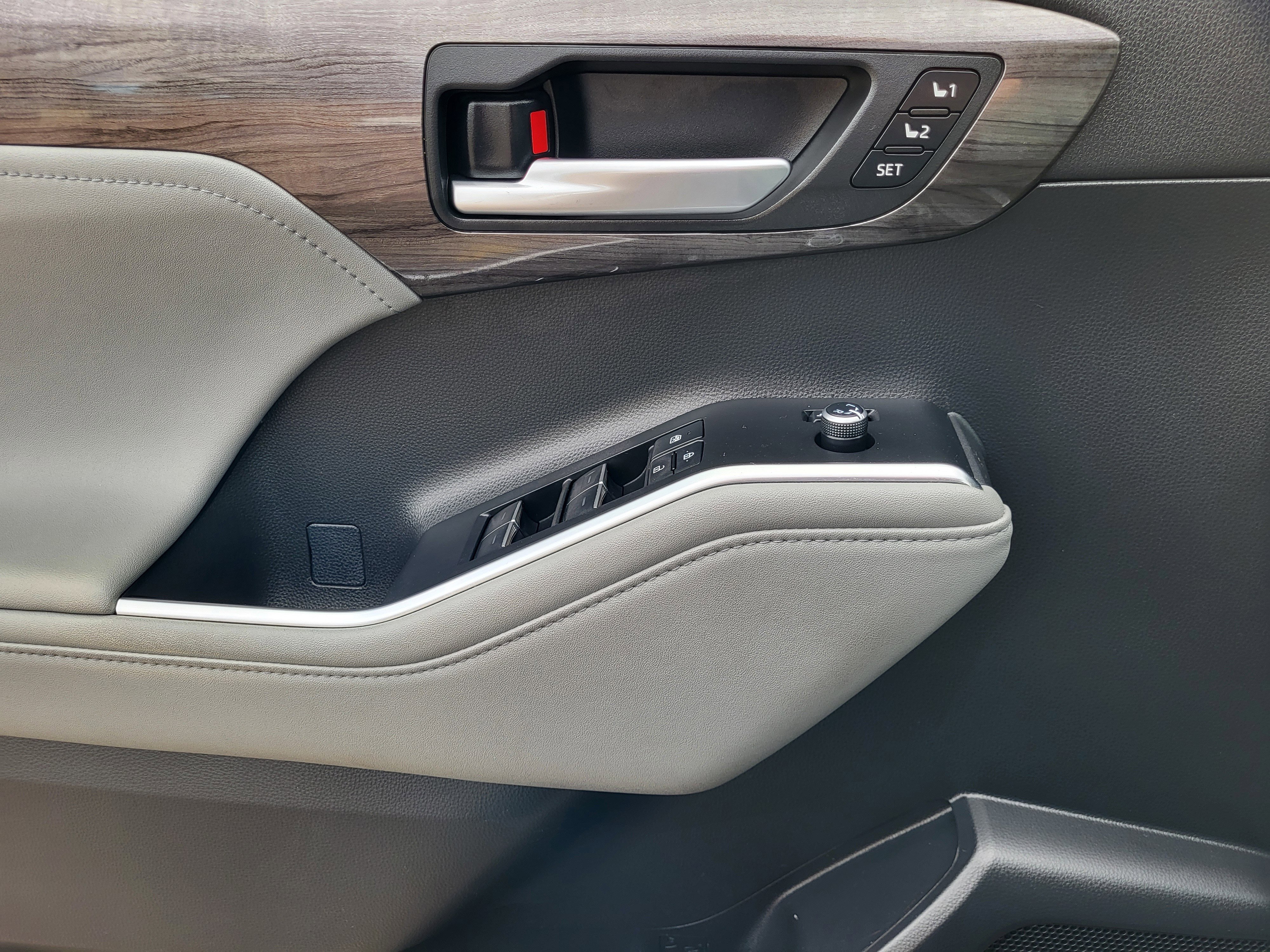 Used 2023 Toyota Highlander Limited image 6