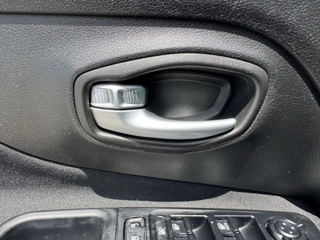 Used 2019 Jeep Renegade Latitude w/ Cold Weather Group AWD/4WD image 14