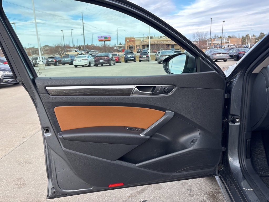 Used 2018 Volkswagen Passat 2.0T SEL Premium image 8