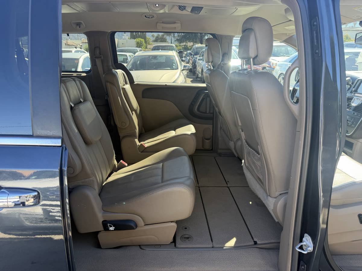 Used 2013 Chrysler Town & Country Touring-L w/ Driver Convenience Group FWD image 20
