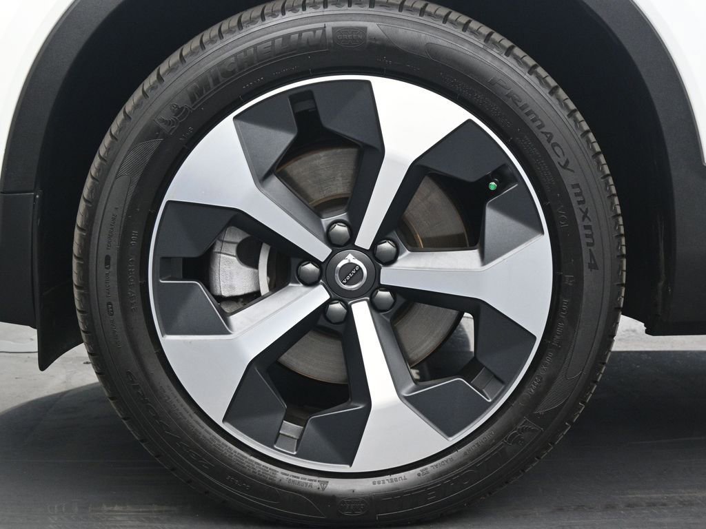 Used 2025 Volvo XC40 B5 Plus image 27