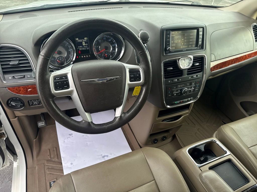 Used 2016 Chrysler Town & Country Touring w/ Driver Convenience Group image 19