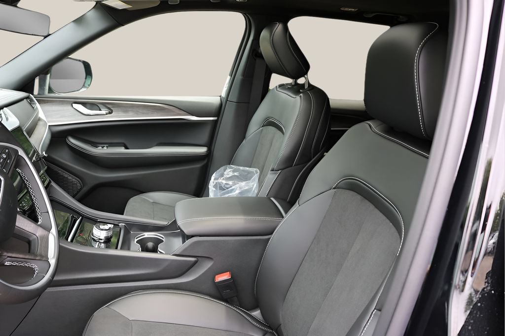 New 2026 Jeep Grand Cherokee Altitude AWD/4WD image 12