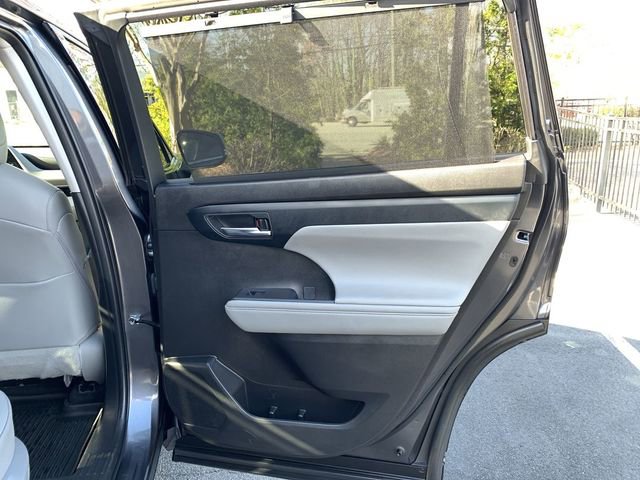 Used 2022 Toyota Highlander XLE image 11