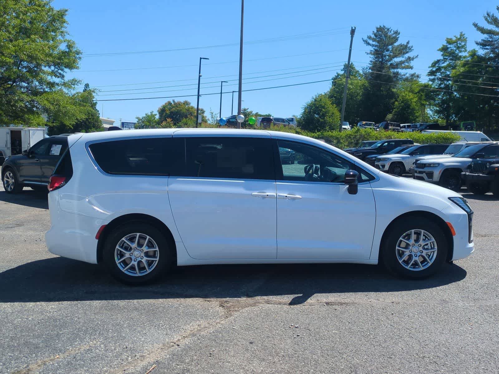 New 2027 Chrysler Pacifica Select FWD image 9