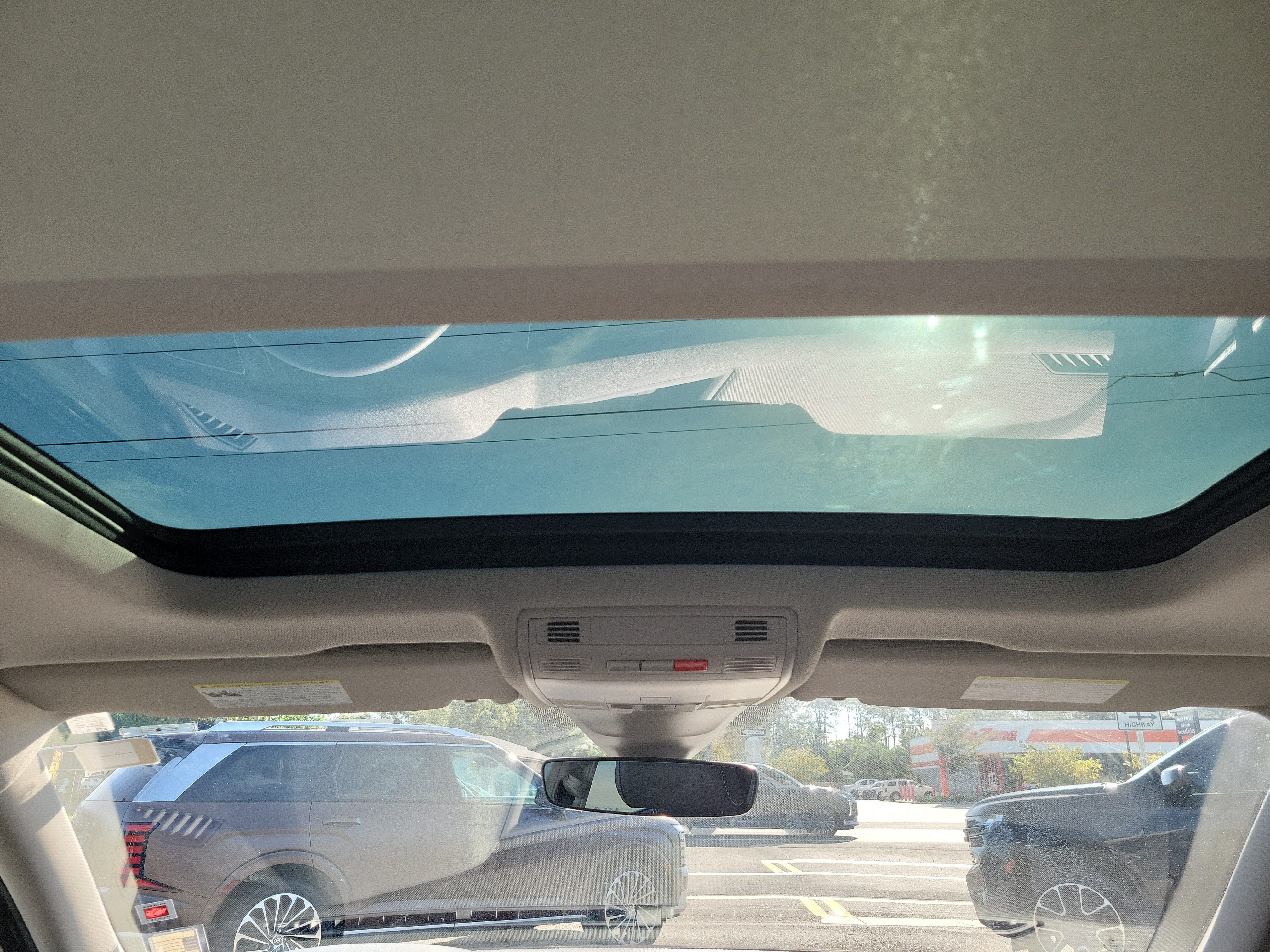 Used 2023 Volkswagen Tiguan SE w/ Panoramic Sunroof Package FWD image 19