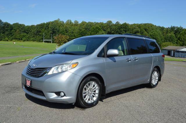 Used 2011 Toyota Sienna XLE w/ XLE Navigation Pkg FWD image 2