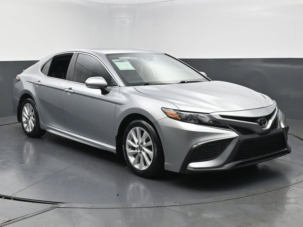 Used 2021 Toyota Camry SE image 2