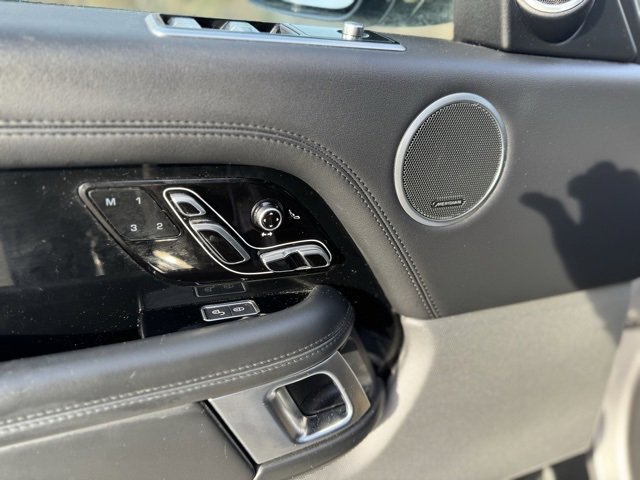 Used 2020 Land Rover Range Rover HSE image 11
