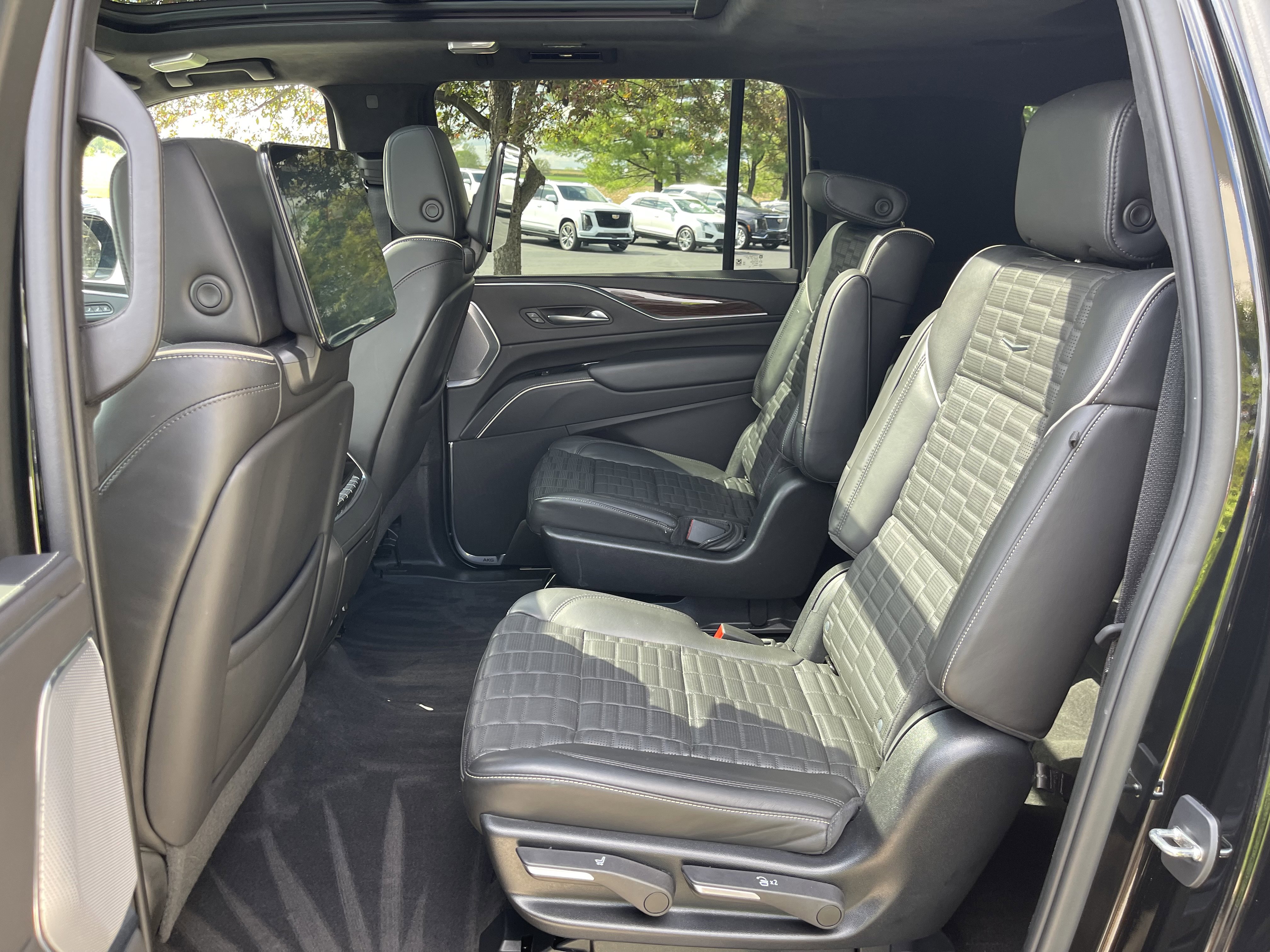 Used 2022 Cadillac Escalade ESV Premium Luxury Platinum AWD/4WD image 22
