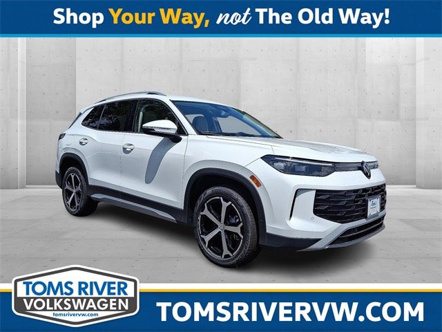 New 2025 Volkswagen Tiguan SE w/ Panoramic Sunroof Package AWD/4WD image 1