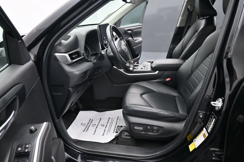 Used 2023 Toyota Highlander XLE AWD/4WD image 17