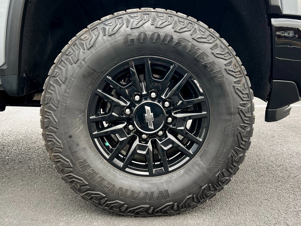 Used 2024 Chevrolet Silverado 2500 ZR2 w/ Technology Package image 18