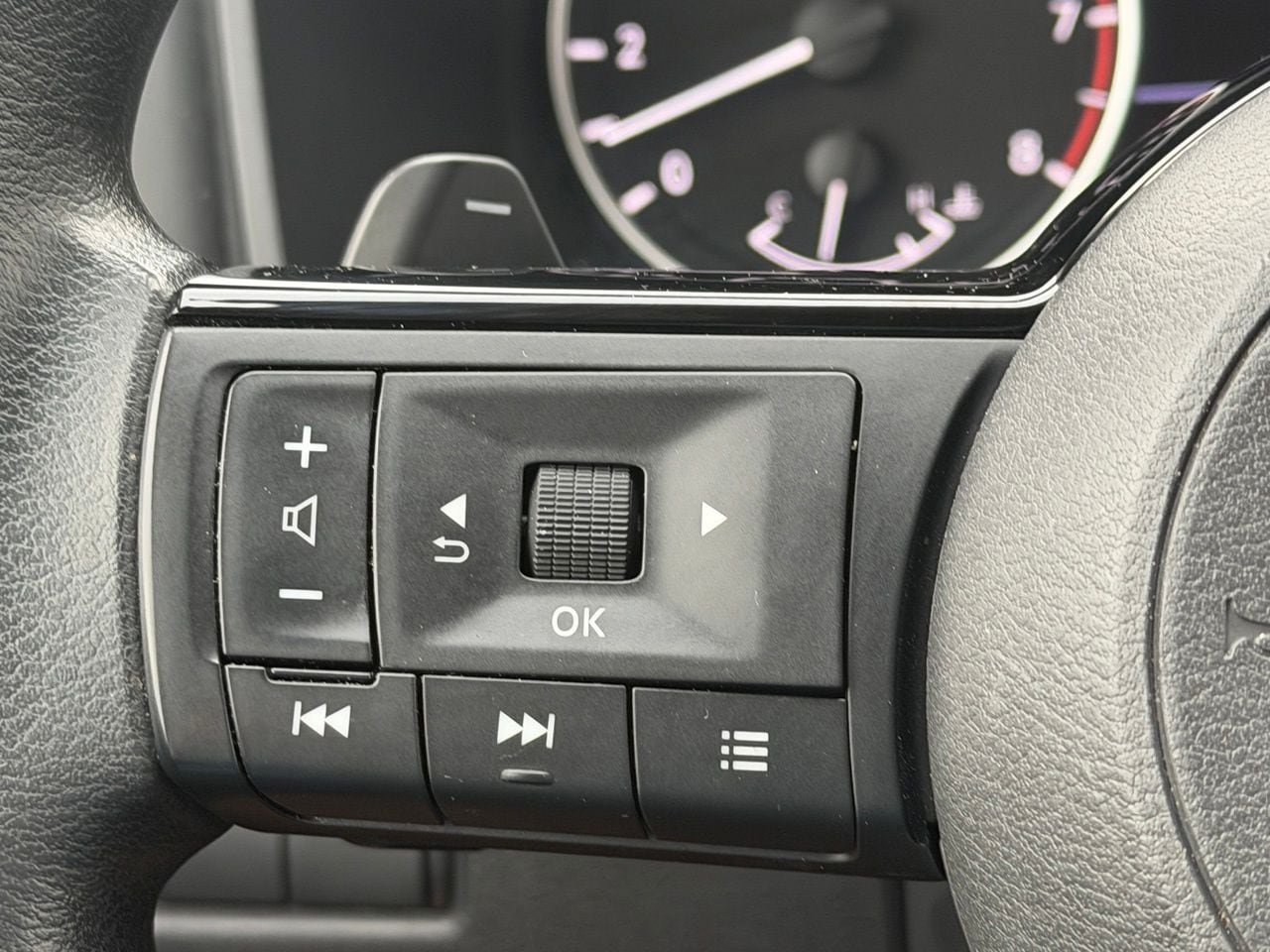 Used 2023 Nissan Rogue SV FWD image 18