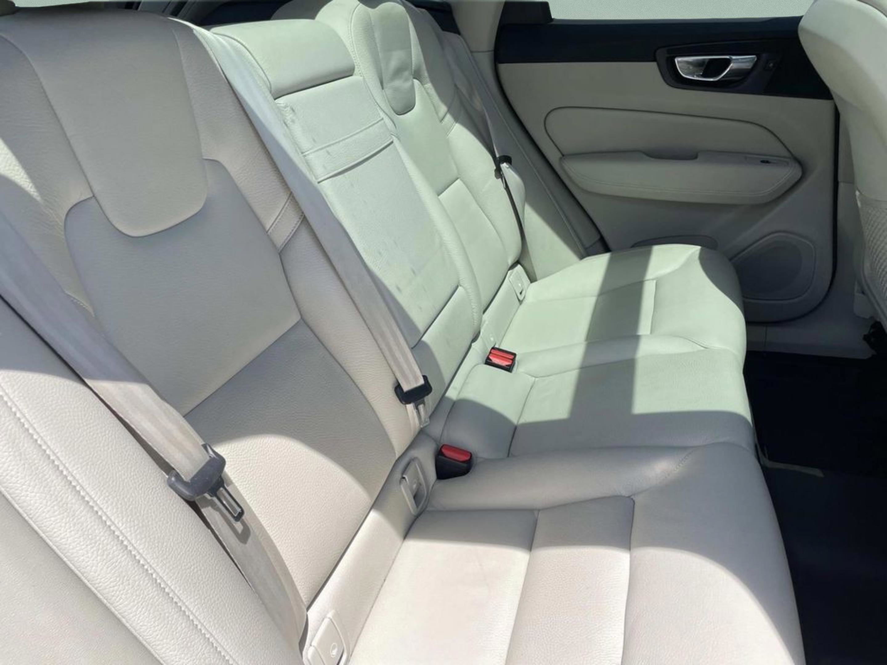 Used 2018 Volvo XC60 T6 Momentum w/ Vision Package AWD/4WD image 14