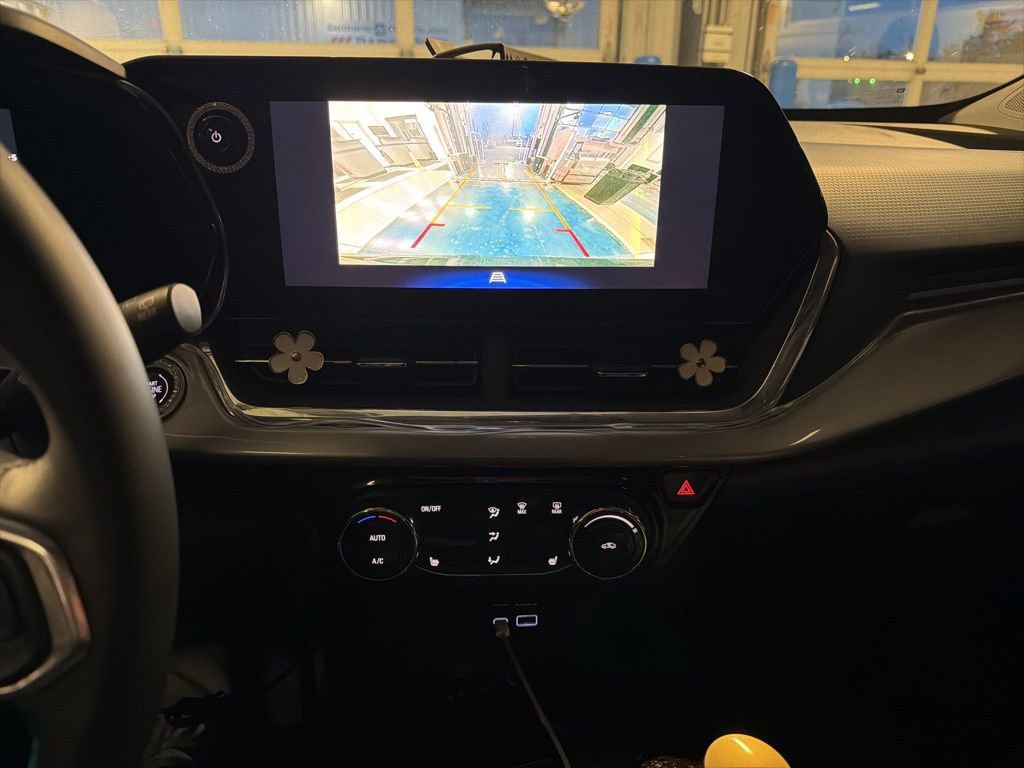 Used 2025 Chevrolet Trax LT w/ Sunroof Package image 9